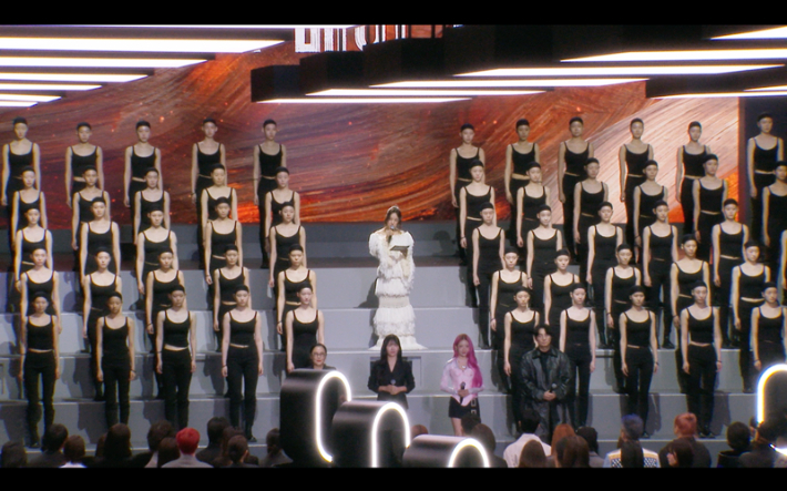 약 1년간의 기획을 거친 쿠팡플레이 예능 '저스트 메이크업'의 촬영은 매 라운드마다 약 20시간이 소요됐다. 촬영 현장에는 스태프를 포함해 약 300여 명이 참여하며 대규모 제작이 이뤄졌다. 쿠팡플레이 제공