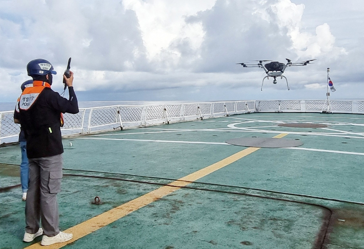 해양경찰청이 최근 신규 도입한 해경 수소연료전지 무인기를 시범 운행하고 있다. 연합뉴스