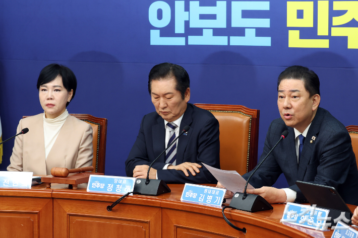 더불어민주당 김병기 원내대표(오른쪽)가 21일 서울 여의도 국회에서 열린 최고위원회의에서 발언을 하고 있다. 윤창원 기자