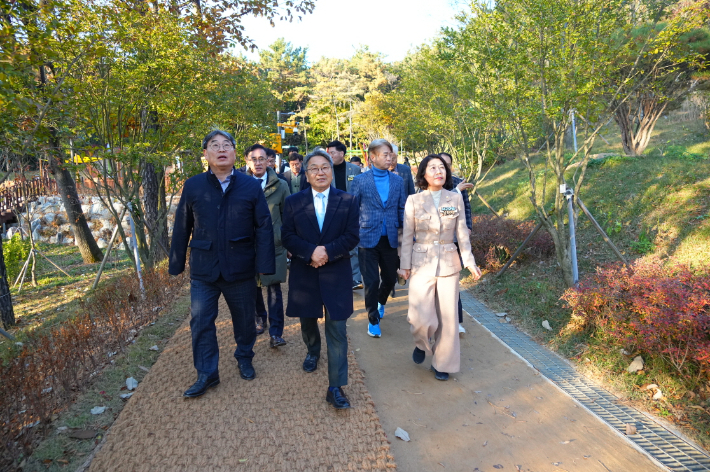 강기정 광주시장이 21일 김이강 서구청장 등과 함께 마륵근린공원 산책로를 걸으며 개장 시설을 점검하고 있다. 광주광역시 제공