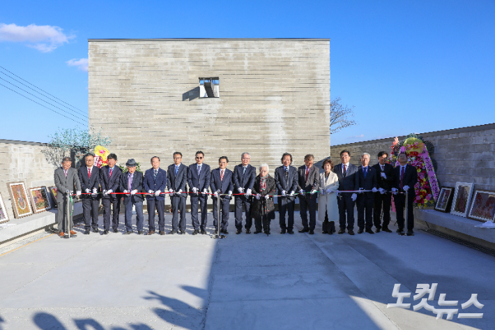 순교기념관 준공을 기념하며 교단 관계자와 순교자 유족 등이 함께 테이프 커팅을 하고 있다. 최화랑 기자