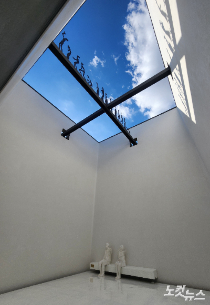 순교자들의 시신이 발견된 우물과 방공호를 모티브로 조성된 순교광장 전경. 빛과 그림자만으로 연출된 공간에서 순교 신앙의 의미를 체험할 수 있다. 최화랑 기자