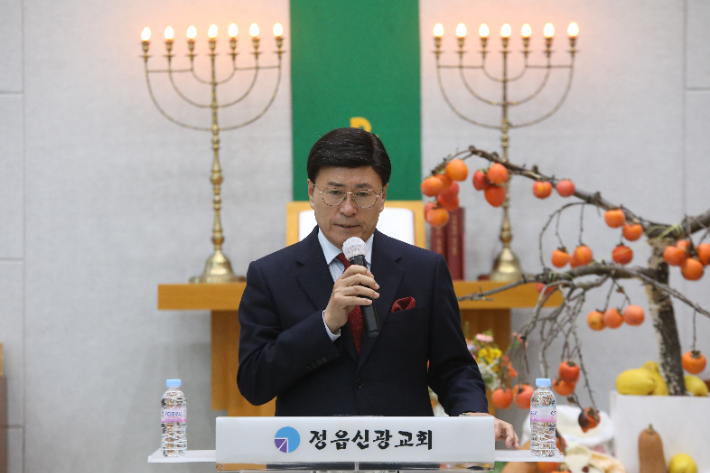 이임하는 조대식 전 운영이사장이 이취임예배에서 인사말을 전하고 있다. 최화랑 기자