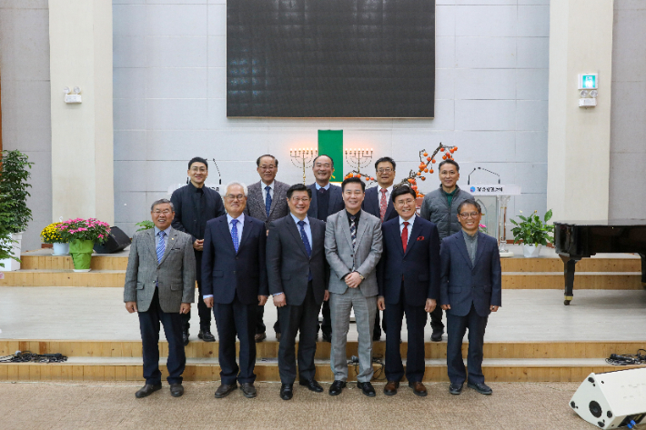 이사장 이취임예배 참석자들이 함께 기념촬영을 하고 있다. 최화랑 기자