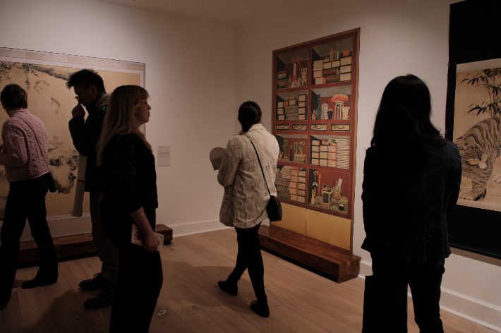 죽호도(오른쪽 끝)를 관람중인 미국인들. 서울역사박물관 제공