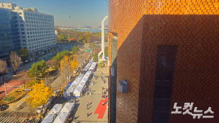 여의도순복음교회가 21일부터 23일까지 교회 앞 광장과 국회대로 일대에서 이웃사랑 나눔 바자회를 연다. 130여 개 업체가 참여한 이번 바자회에는 각종 먹거리와 농산물, 가전, 의류를 비롯한 생활잡화에 이르기까지 다양한 물건들이 선보였다. 사진은 여의도순복음교회 별관에서 내려다 본 바자회 풍경. 송주열 기자 