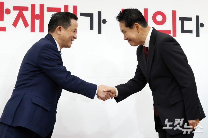 국민의힘 장동혁 대표가 21일 서울 여의도 국회에서 다이 빙 주한중국대사를 만나 악수를 하고 있다. 윤창원 기자