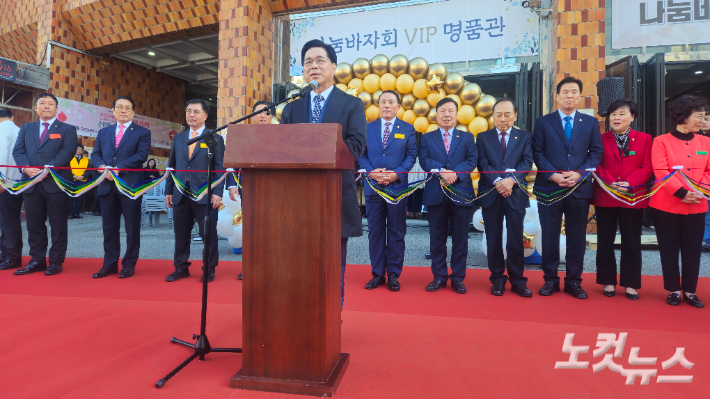 여의도순복음교회 이영훈 목사가 21일 바자회를 알리는 커팅식에 참석해 교인들이 사회적 약자들을 돕는 바자회에 적극 동참해줄 것을 당부했다. 송주열 기자 