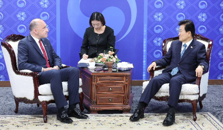 정동영 통일부 장관이 21일 정부서울청사에서 바르토슈 비시니에프스키 주한 폴란드 대사를 접견하고 있다. 연합뉴스