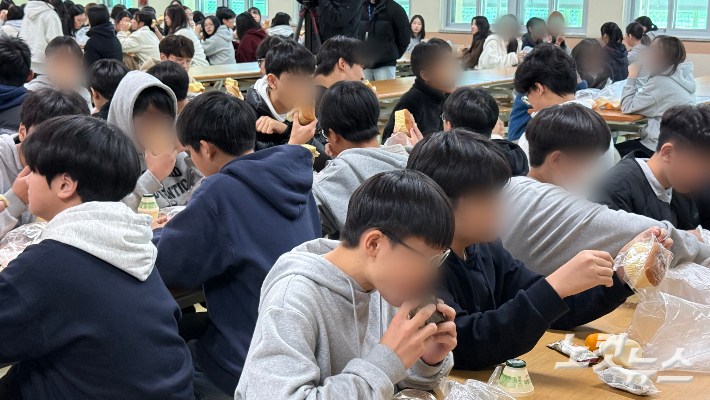 학교 비정규직 노조 파업으로 급식이 중단된 가운데 광주의 한 중학교에서 학생들이 빵·우유 등으로 구성된 대체식을 먹고 있다. 김한영 기자