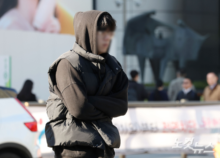 두꺼운 옷을 입은 시민들이 발걸음을 재촉하고 있다. 류영주 기자
