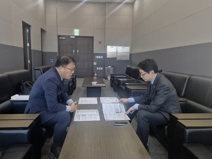 장금용 창원특례시장 권한대행(사진 왼쪽)이 21일 김경수 지방시대위원장을 방문해 창원의 핵심 현안 사업을 설명하고, 이에 대한 협조와 지원을 요청했다. 창원시 제공 