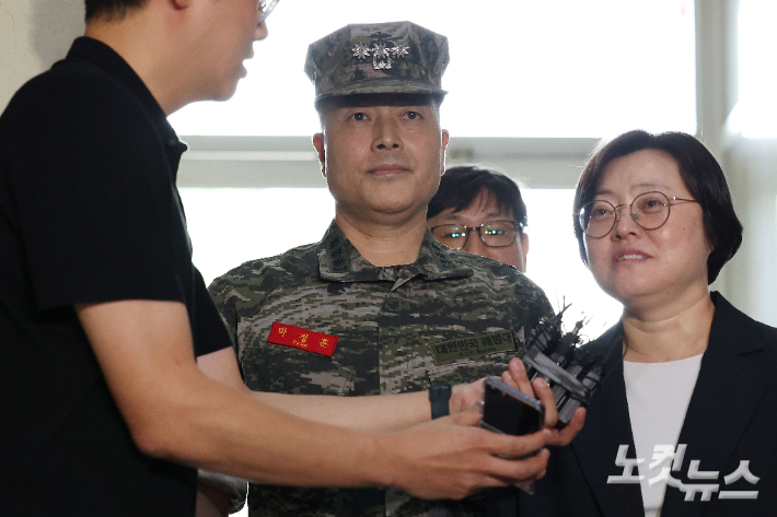 박정훈 해병대 수사단장이 25일 오전 서울 서초구 순직해병특별검사팀에 참고인 신분으로 조사를 받기 위해 출석하고 있다. 류영주 기자
