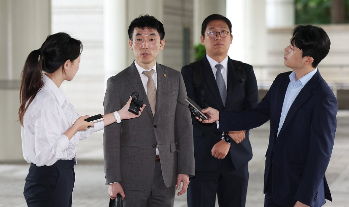 김용현 전 국방부 장관에 대한 구속영장 심문이 진행된 25일 서초구 서울중앙지방법원에서 김 전 장관의 변호인인 이하상 변호사가 취재진 질문에 답하고 있다. 연합뉴스