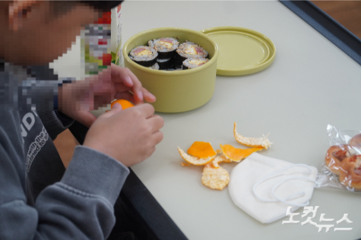 교육공무직 노동자들의 총파업으로 급식이 중단된 전주의 한 초등학교에서 대체식으로 제공된 빵과 음료와 함께 도시락을 먹는 모습. 심동훈 기자