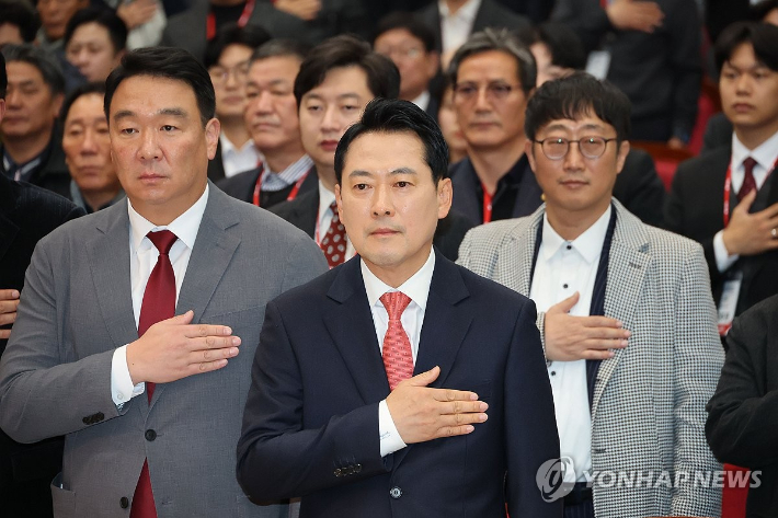 (서울=연합뉴스) 류영석 기자 = 국민의힘 장동혁 대표가 20일 서울 강남구 SETEC컨벤션센터에서 열린 2025 전국 당협 사무국장 직무연수 및 성과공유회에 참석해 국기에 경례를 하고 있다. 2025.11.20 ondol@yna.co.kr 연합뉴스