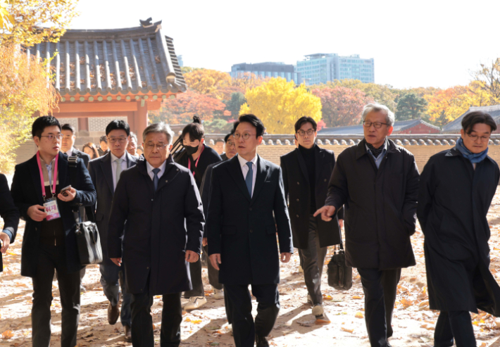 김민석 국무총리가 10일 서울 종로구 유네스코 세계문화유산인 종묘를 찾아 최근 서울시의 세운상가 재개발 계획에 따른 영향을 살펴보고 대책을 점검하고 있다. 이날 종묘 방문에는 허민 국가유산청장, 유홍준 국립박물관장 등이 함께 했다. 정부청사사진기자단