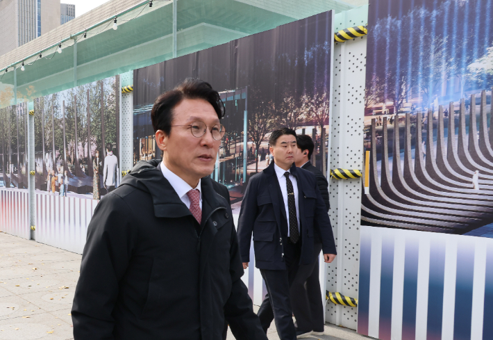 '감사의 정원' 공사 현장 점검 나선 김민석 국무총리     (서울=연합뉴스) 이정훈 기자 = 김민석 국무총리가 17일 서울 광화문광장에 조성중인 '감사의 정원' 공사 현장을 찾아 외곽펜스에 그려진 조감도 옆을 지나고 있다. 2025.11.17     uwg806@yna.co.kr (끝)   <저작권자(c) 연합뉴스, 무단 전재-재배포, AI 학습 및 활용 금지> 연합뉴스
