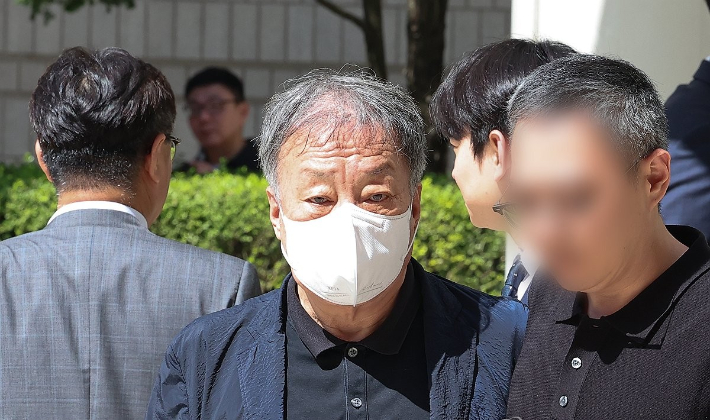 세무조사를 무마해 주는 대가로 뒷돈을 챙긴 혐의로 1심에서 징역형을 선고받은 윤우진 전 서울 용산세무서장이 22일 서울 서초구 서울중앙지방법원에서 열린 2심 선고공판이 끝난 뒤 법원을 나서고 있다. 연합뉴스