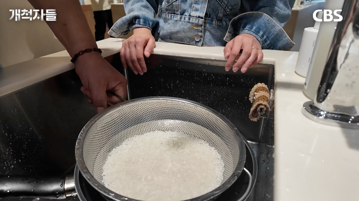 쌀과 물의 황금비율. 유튜브 '개척자들' 캡처