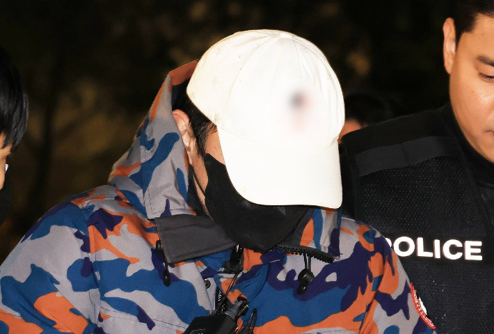 압수수색 과정에서 도주한 도이치모터스 주가조작 사건 공범이 20일 충주시 소재 휴게소에서 체포, 서울 광화문 김건희특검 조사실로 압송되고 있다. 연합뉴스