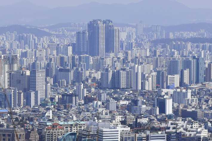 서울 남산에서 바라본 도심에 기업들이 밀집해 있다. 류영주 기자