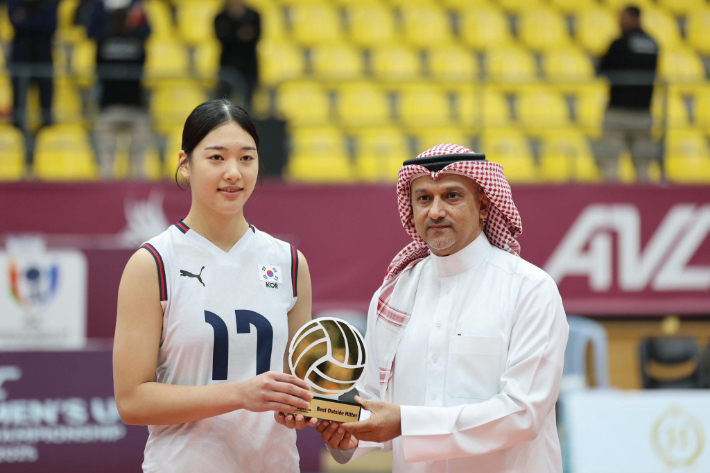 U-16 여자배구 아시아선수권 MVP에 오른 손서연(사진 왼쪽). 아시아배구연맹 페이스북 캡처