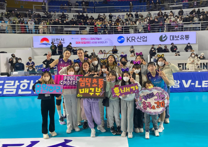 김연경(사진 뒷줄 맨 왼쪽)과 손서연(사진 뒷줄 왼쪽에서 4번째 원안에 있는 선수). 연합뉴스 