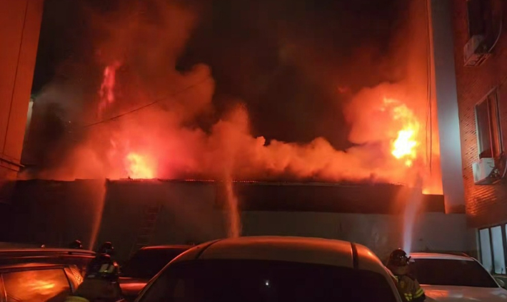 21일 오후 11시 20분쯤 부산 남구의 한 창고형 의류 매장에서 불이 났다. 부산소방재난본부 제공 