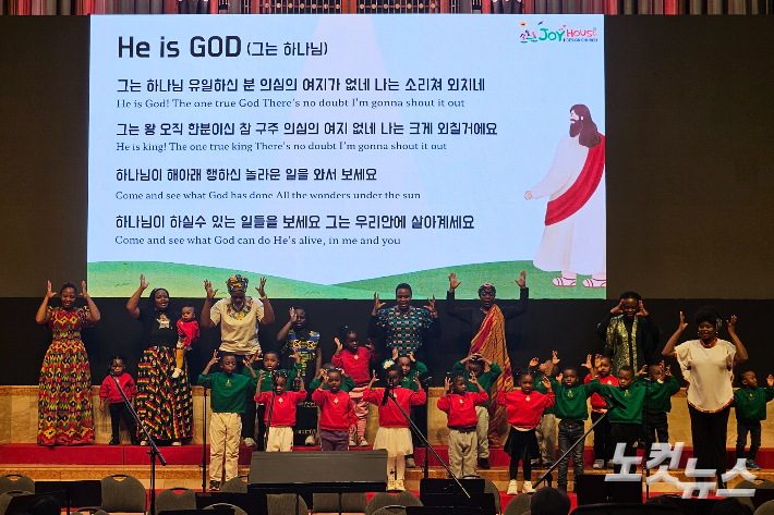 조이하우스에서 생활하는 아동들이 찬양을 부르고 있다.