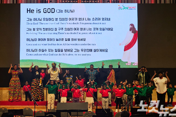 조이하우스에서 생활하는 아동들이 찬양을 부르고 있다.