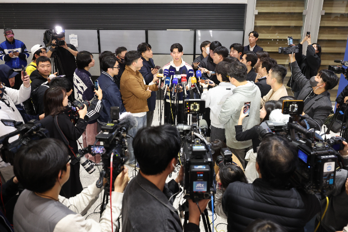 미국프로야구 메이저리그(MLB) 월드시리즈에서 우승한 로스앤젤레스 다저스의 김혜성이 지난 6일 인천국제공항을 통해 귀국해 취재진의 질문에 답하고 있다. 연합뉴스