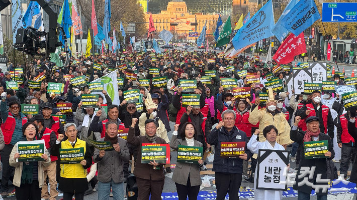 22일 서울 숭례문 앞에서 열린 전국농민대회에서 농민들이 구호를 외치고 있다. 김수진 기자