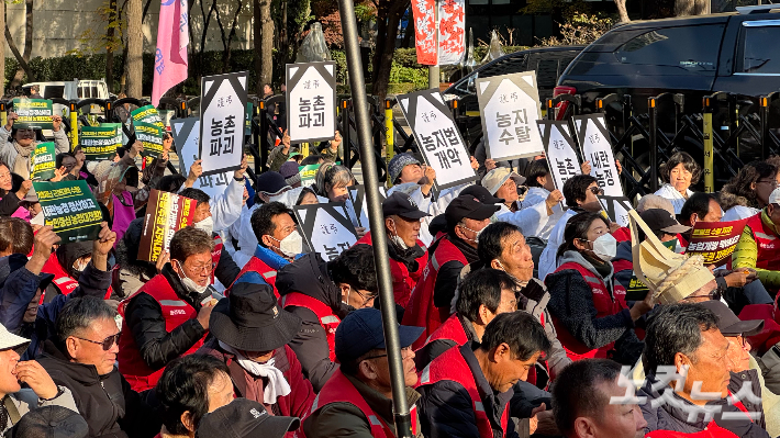 22일 서울 숭례문 앞에서 열린 전국농민대회에서 집회를 진행하는 모습. 김수진 기자