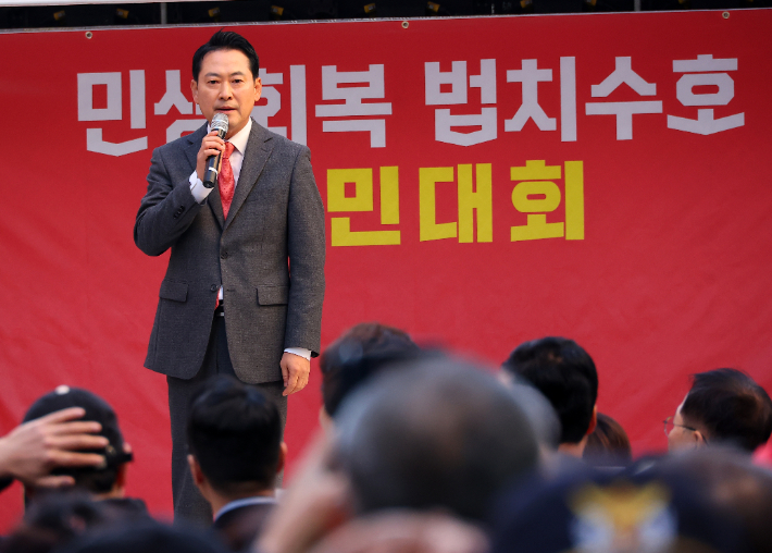 국민의힘 장동혁 대표가 22일 오후 부산 중구 광복로에서 열린 '민생회복 법치수호 국민대회'에 참석해 발언하고 있다. 연합뉴스