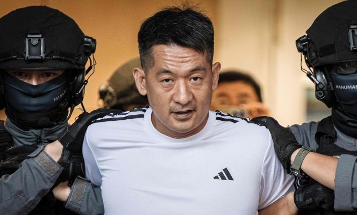 미얀마에서 범죄단지(사기작업장)를 만든 온라인 도박계 거물인 중국 출신 서즈장(徐智江·43)이 12일(현지시간) 태국 방콕 수완나품 공항에서 중국 측에 인도되고 있다. 연합뉴스