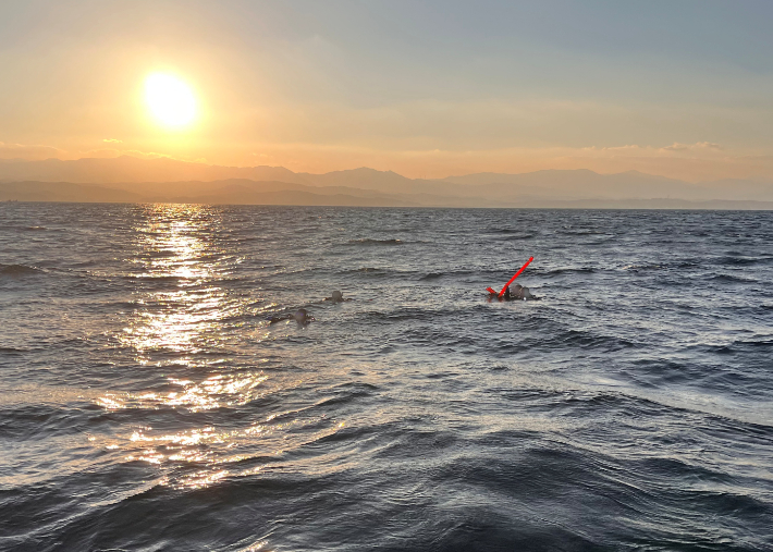 양양 해상에 표류된 다이버 4명을 구조하고 있는 해경. 강릉해양경찰서 제공