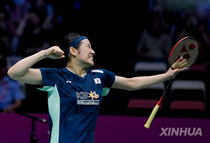 안세영이 지난 5월 3일(현지 시각) 중국 샤먼에서 열린 세계혼합단체선수권 4강전 여자 단식에서 승리한 뒤 기뻐하고 있다. 연합뉴스
