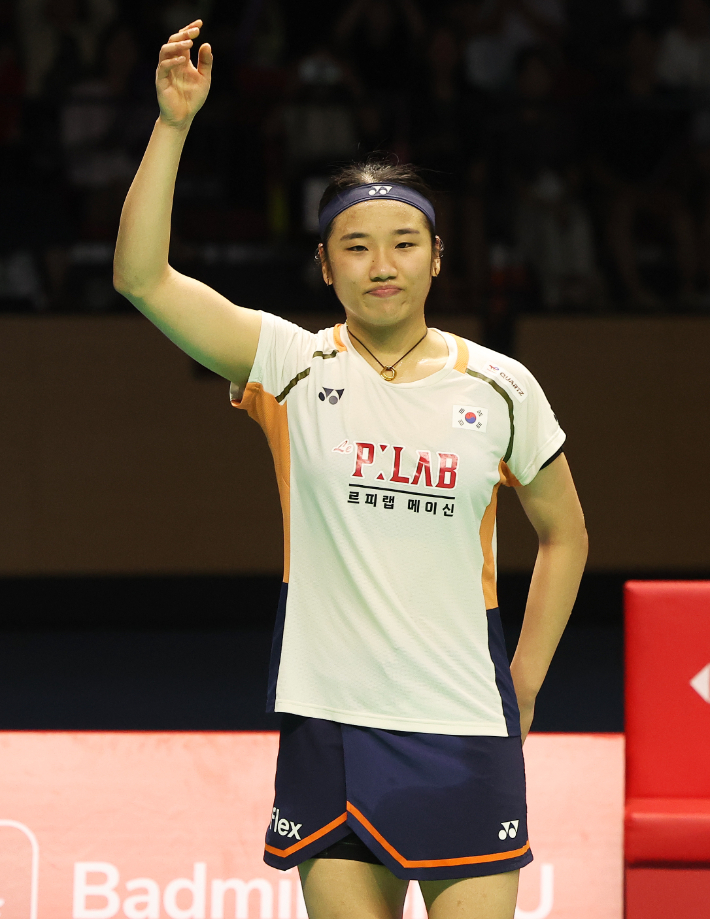 안세영이 지난 9월 28일 경기도 수원체육관에서 열린 세계배드민턴연맹(BWF) 월드투어 슈퍼 500 코리아오픈 여자단식 결승에서 일본 야마구치 아카네에 패하며 준우승을 차지한 후 팬들에게 인사하고 있다. 연합뉴스