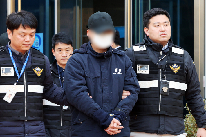 대형 카페리 여객선 퀸제누비아2호를 좌초시켜 탑승객들을 다치게 한 혐의(중과실치상)를 받는 일등항해사와 인도네시아 국적 조타수가 22일 오후 광주지방법원 목포지원에서 열린 구속 전 피의자 심문(영장실질심사)을 마친 뒤 법정 밖으로 나오고 있다. 연합뉴스 