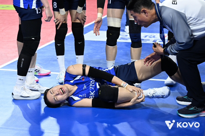오른쪽 발목을 다쳐 통증을 호소하는 기업은행의 김하경. 한국배구연맹 제공