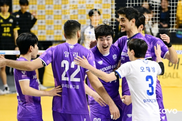 득점 후 기뻐하는 우리카드 선수들. 한국배구연맹 제공