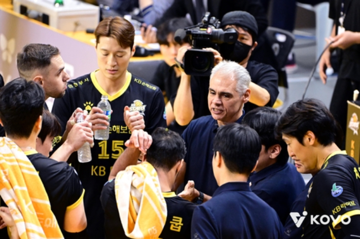 레오나르도 감독의 작전 지시를 듣는 KB손보 선수들. 한국배구연맹 제공