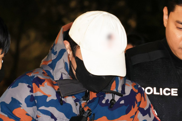 압수수색 과정에서 도주한 도이치모터스 주가조작 사건 공범이 20일 충주시 소재 휴게소에서 체포, 서울 광화문 김건희특검 조사실로 압송되고 있다. 연합뉴스