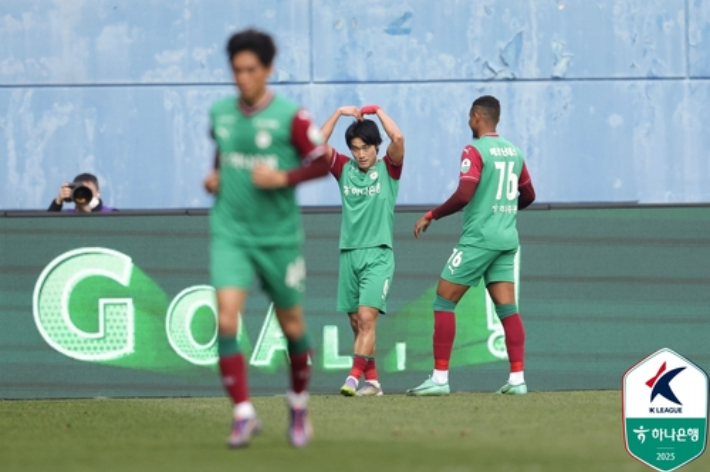 대전 강윤성(사진 가운데)의 골 세리머니 모습. 한국프로축구연맹 제공