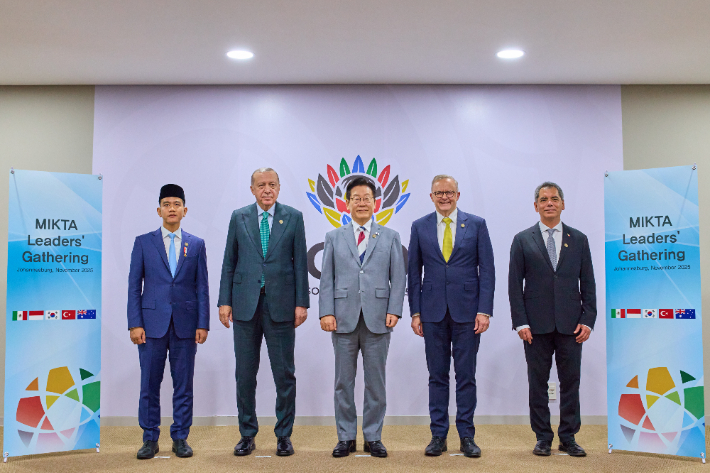 이재명 대통령이 22일(현지시간) 주요 20개국(G20) 정상회의가 열리는 남아프리카공화국 나스렉 엑스포센터에서 열린 한-믹타 정상회동에서 기념촬영을 하고 있다. 왼쪽부터 기브란 라카부밍 라카 인도네시아 부통령, 레제프 타이이프 에르도안 튀르키예 대통령, 이 대통령, 앤서니 앨버니지 호주 총리, 에드가르 아브람 아마도르 사모라 멕시코 재무부 장관. 연합뉴스