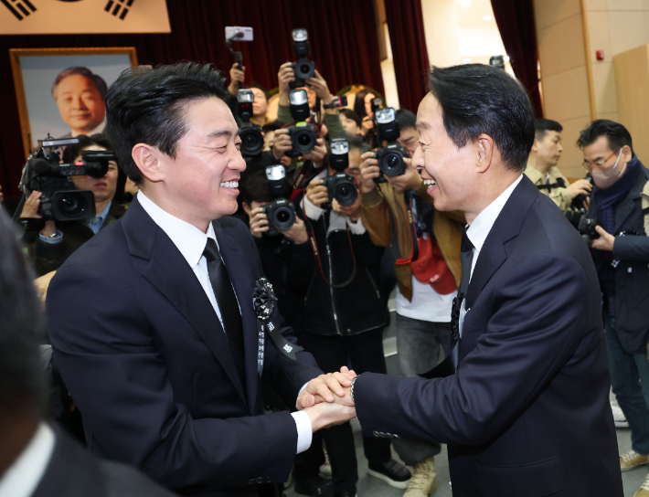 YS 서거 10주기 추모식 참석한 강훈식 비서실장. 연합뉴스