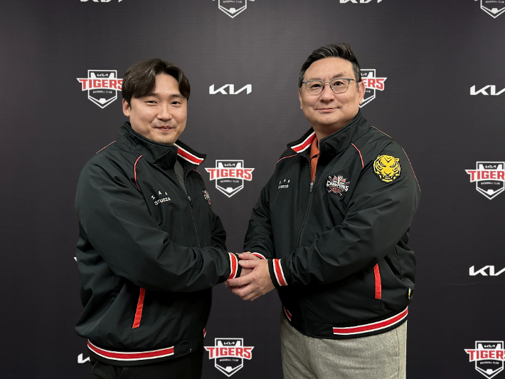 이준영(왼쪽)과 심재학 단장. KIA 타이거즈 제공