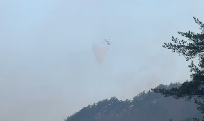 산불 진화에 투입된 헬기가 물을 뿌리고 있는 모습. 강원소방본부 제공