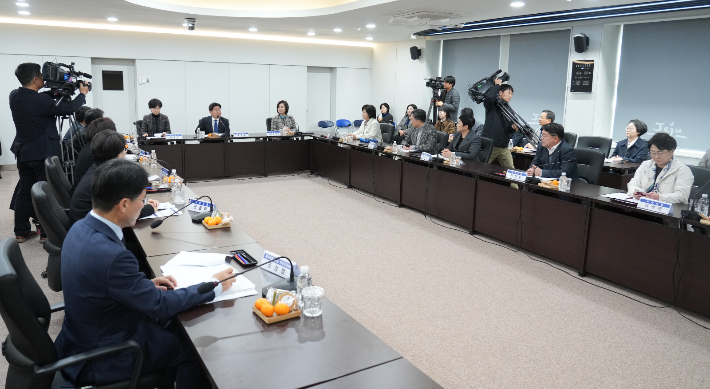 국회의원들이 제주를 찾아 건강주치의 시범사업과 제주가치돌봄 현장을 둘러봤다. 제주도 제공